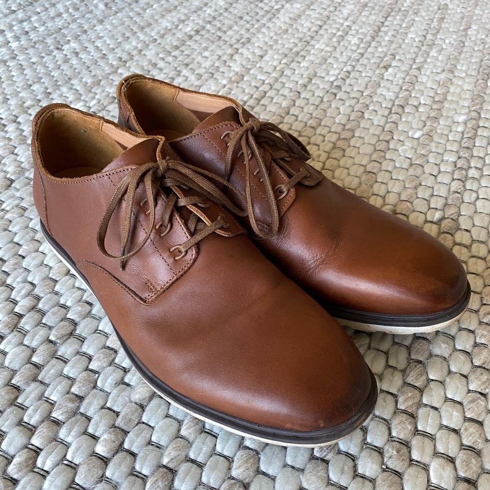 Brown leather Clarks smart casual dress shoes 👞